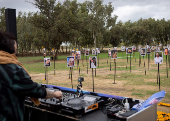 אמני טראנס ניגנו היום באתר בו התקיימה הנובה מול תמונות משתתפי המסיבה שנרצחו | צילום: יונתן סינגל, פלאש 90