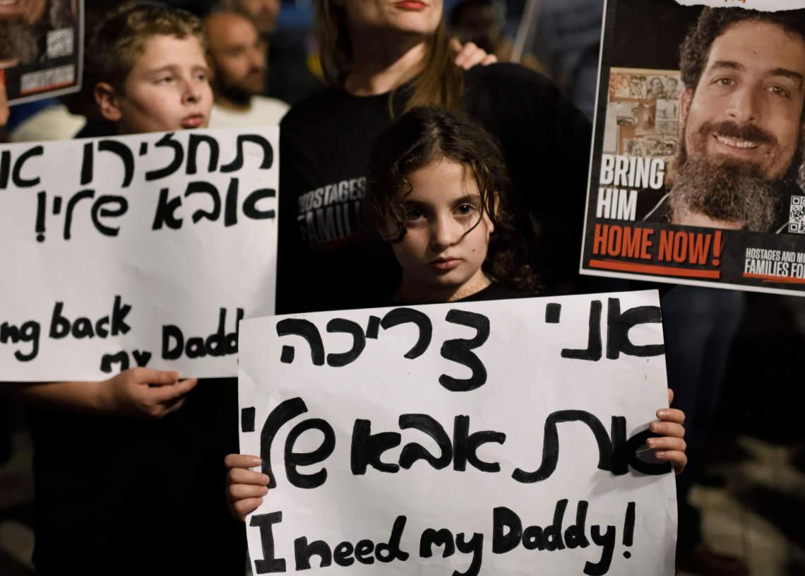 ילדיו של רביד כ״ץ מניר עוז שנחטף לעזה מפגינים למען שחרורו. במלחמה הנוכחית, הילדים בחזית | צילום: גילי יערי, פלאש 90