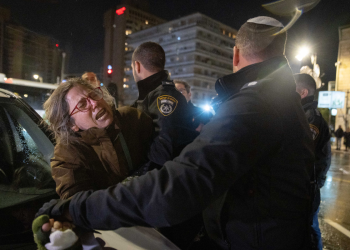 מעצר של מפגינה בירושלים למען שחרור החטופים במוצאי שבת שעברה | צילום: פלאש 90