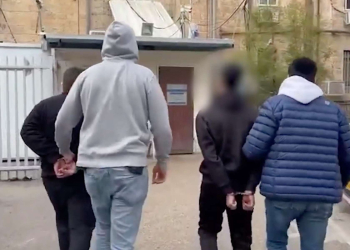 מובלים אזוקים למעצר. ״הרשויות המתינו חודשים עד שפעלו. קשה לומר שיש עילה למסוכנות״ | צילום מסך מתוך תיעוד דוברות המשטרה