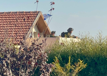 חיילים בשמירה מתוך בית בקיבוץ בארי