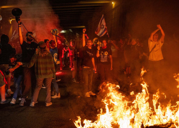 מפגינים מבעירים מדורות על דרך בגין בירושלים | צילום: יונתן סינדל, פלאש 90