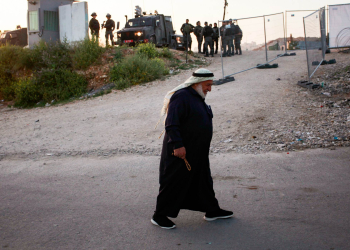 פלסטיני תושב הגדה לאחר שחצה את מחסום קלנדיה ונכנס לישראל | צילום: פלאש 90