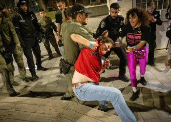 שוטרים גוררים את איילה מצגר על המדרכה בסמוך למעון רה״מ (צילום: חיים גולדברג, פלאש 90)