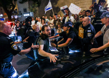 מפגין מנסה לחסום את הרכב של איתמר בן גביר, אמש בירושלים | צילום: חיים גולדברג, פלאש 90