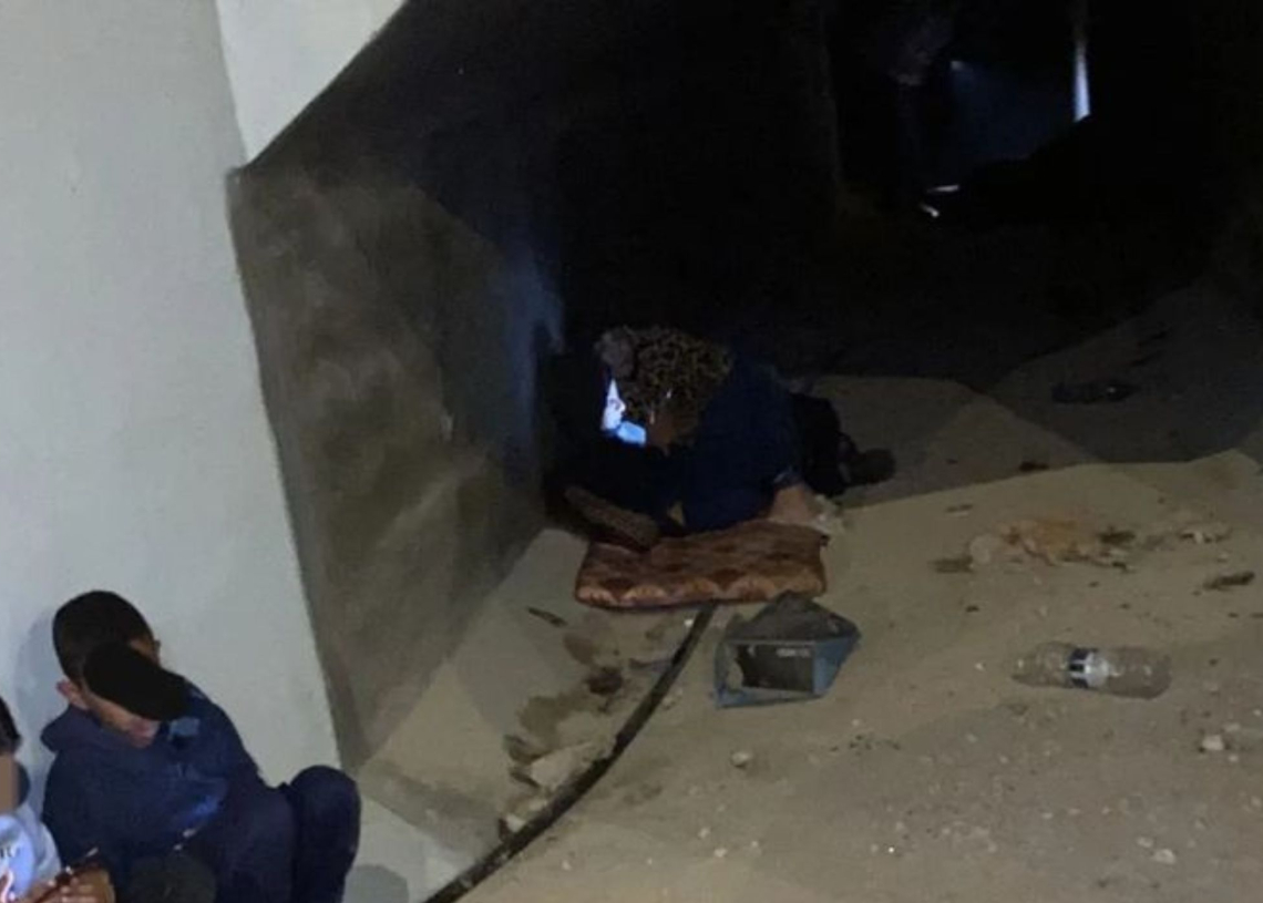 ילדים מסתתרים אתמול בלילה בגשר של אחד הנחלים הסמוכים לכפר בו הם מתגוררים