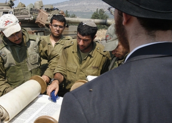 חיילים עם ספר תורה על גבול לבנון ב-2006 (למצולמים אין קשר לכתבה) צילום פלאש 90