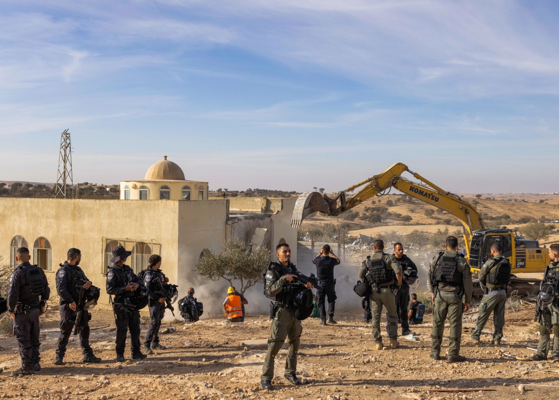 פינוי אום אל חיראן בנובמבר האחרון. המשפחה גרה מ-2017 תחת הריסות | צילום: פלאש 90