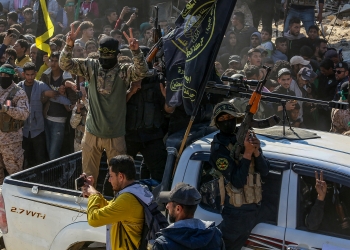 מראות החמושים על הטנדרים תקעו סיכה בבלוני ״הנצחון המוחלט״ ו״הכרענו את היכולות הצבאיות של החמאס״ 
 Abed Rahim)
(Khatib/Flash90